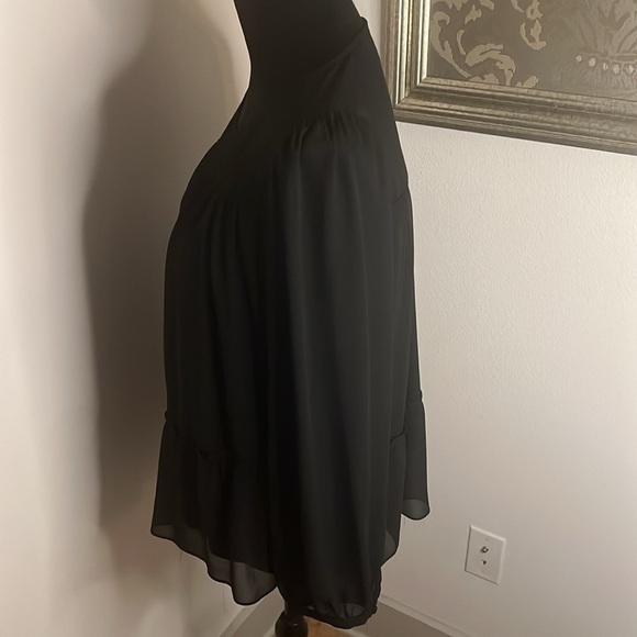 Vince Camuto black ruffle bottom semi sheer sleeves loose silhouette Sz M top - Picture 5 of 7